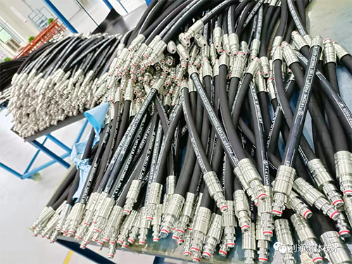 What are the requirements for high-pressure hoses and connections